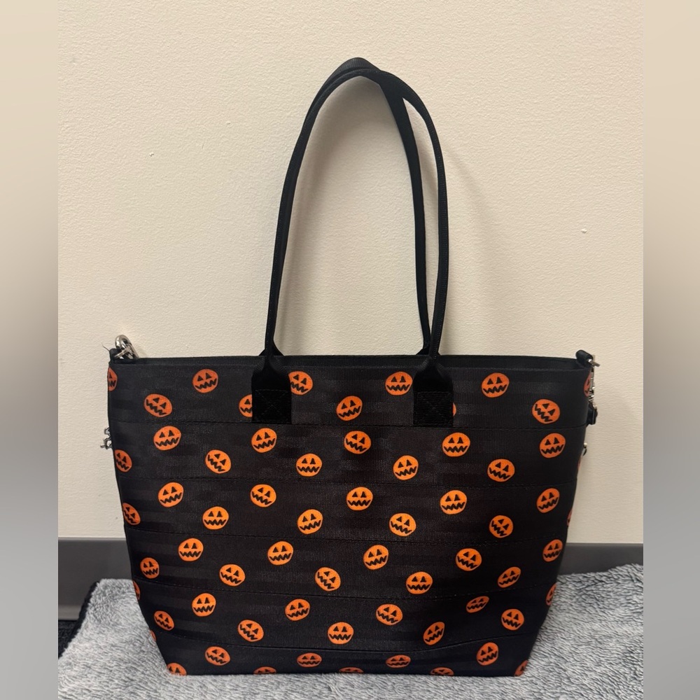 Harvey’s Seatbelt Bag Disney Nightmare Before Christmas - Picture 5 of 12